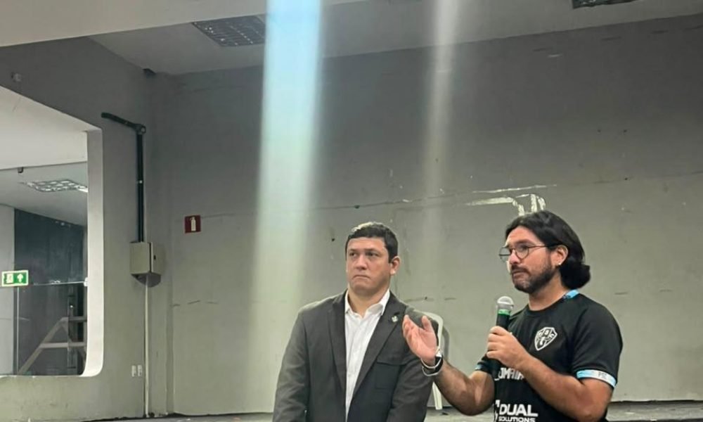 meio da diretoria de futsal, promoveu uma palestra educativa para atletas da bas