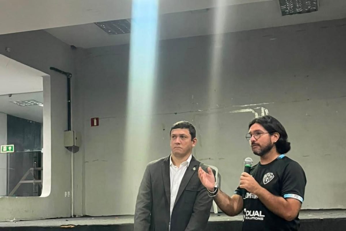 meio da diretoria de futsal, promoveu uma palestra educativa para atletas da bas