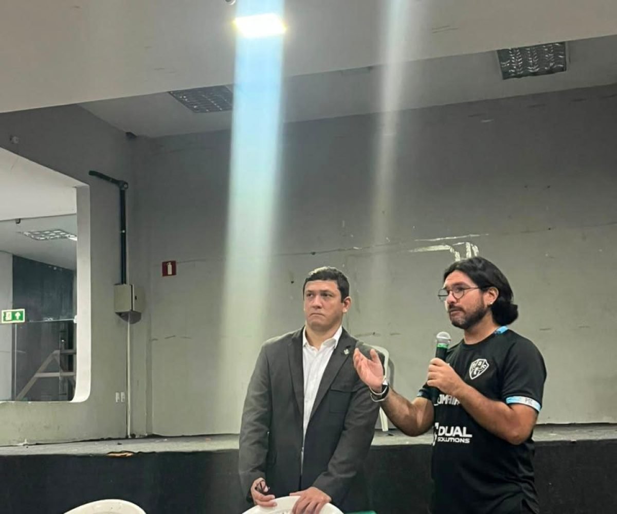 meio da diretoria de futsal, promoveu uma palestra educativa para atletas da bas