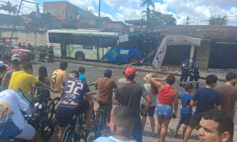 um homem que ficou ferido e foi atendimento pela equipe do SAMU. Outras testemun