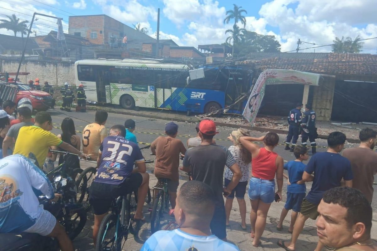 um homem que ficou ferido e foi atendimento pela equipe do SAMU. Outras testemun