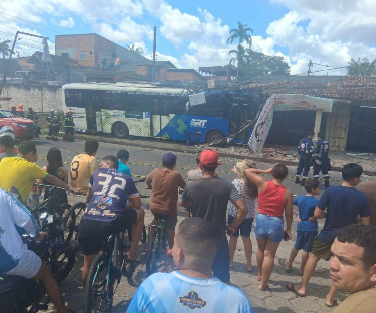 um homem que ficou ferido e foi atendimento pela equipe do SAMU. Outras testemun