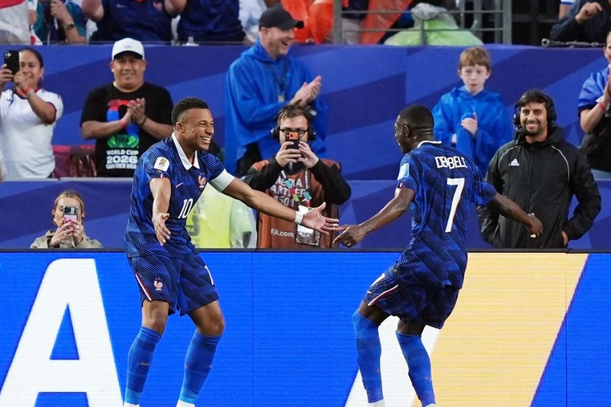 França supera tempestade e garante vaga na próxima fase da Copa do Mundo