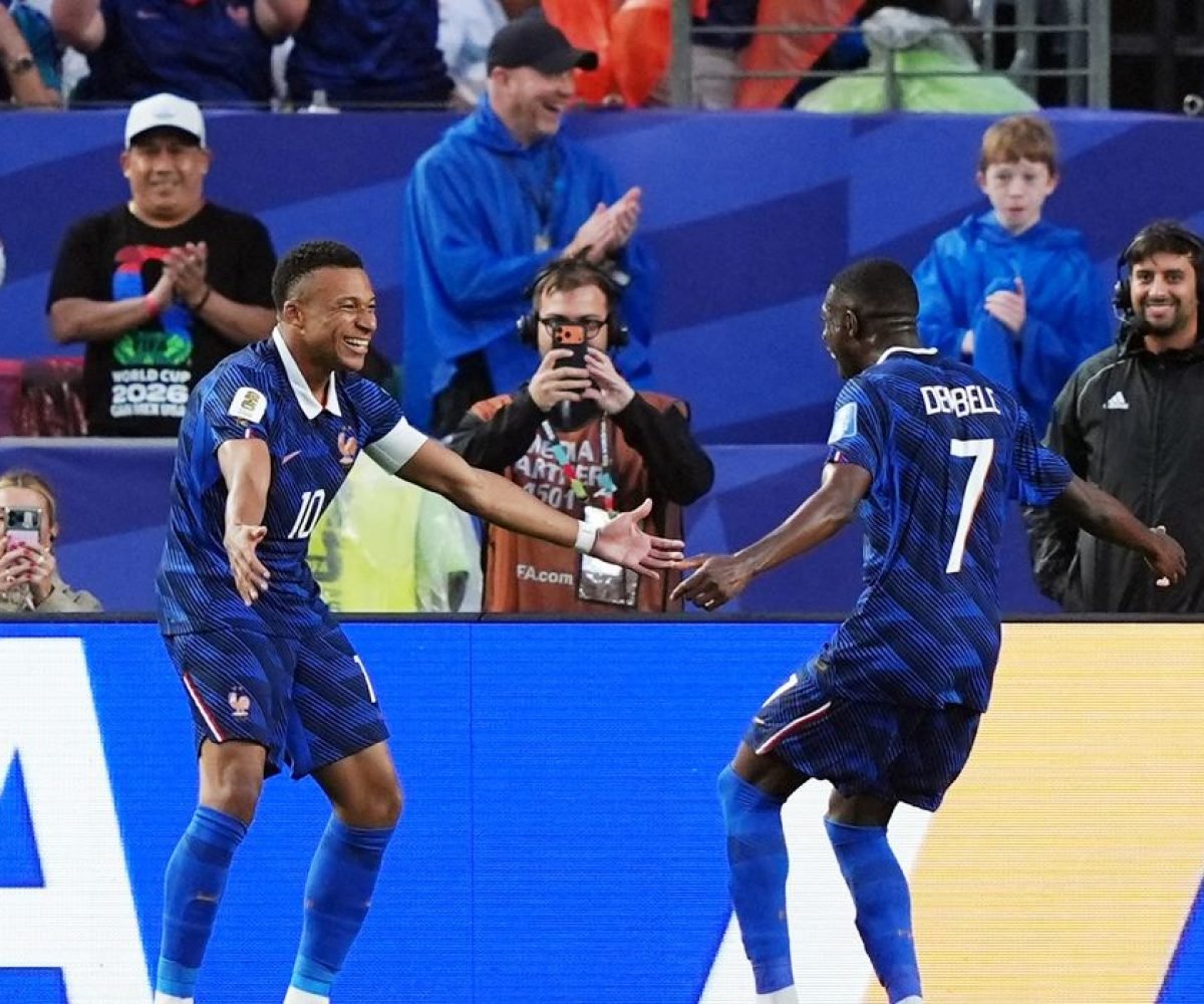 França supera tempestade e garante vaga na próxima fase da Copa do Mundo