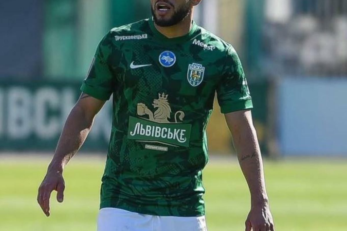 ada. Um dos nomes cotados para vestir azul-marinho é o volante Edson Fernando, q