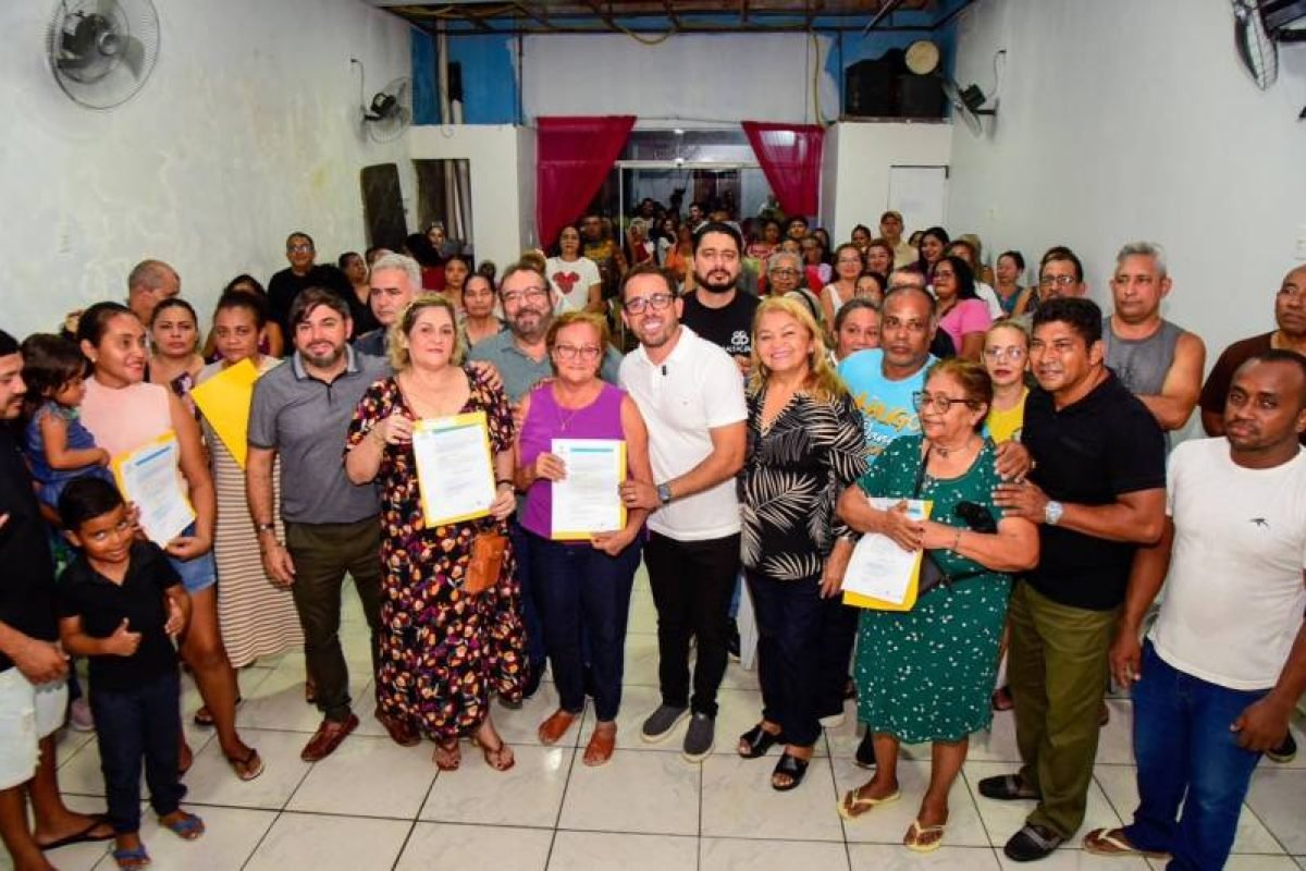 Moradores do Conjunto Vitória Régia na entrega dos títulos definitivos de propriedade.
