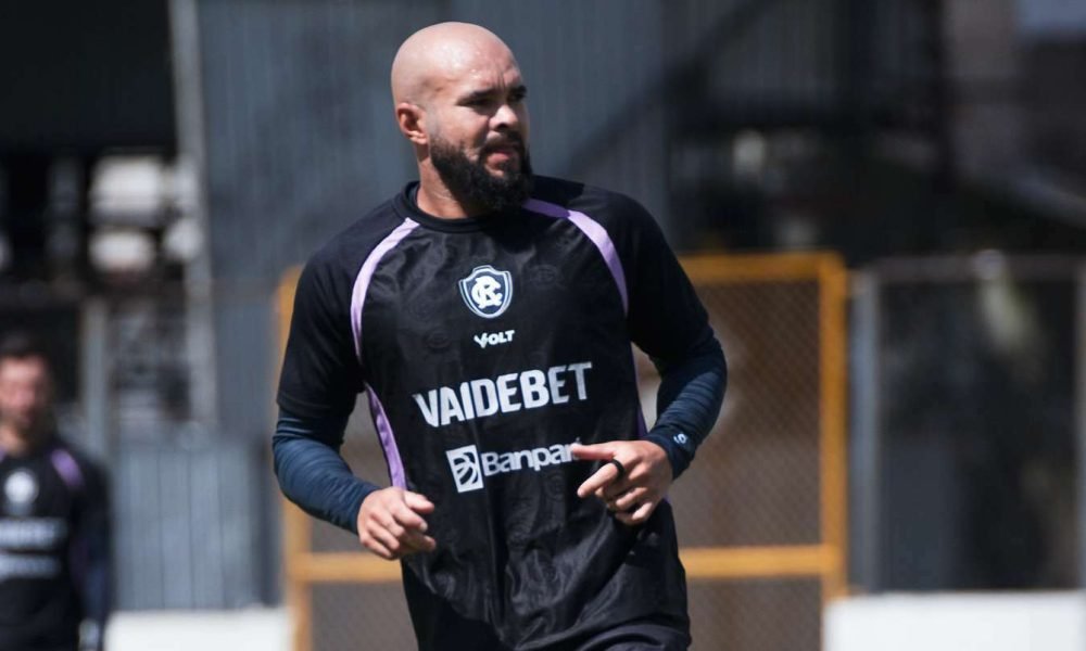 Volante azulino afirmou que a equipe ganhou identidade com o atual treinador, avaliou a preparação durante a pausa e comentou as diferenças em relação ao trabalho de António Olivei