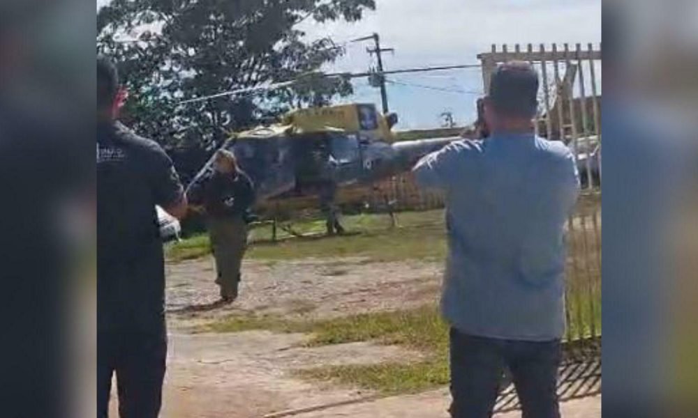 helicóptero e depois transportado de ambulância até o hospital mais próximo. “El