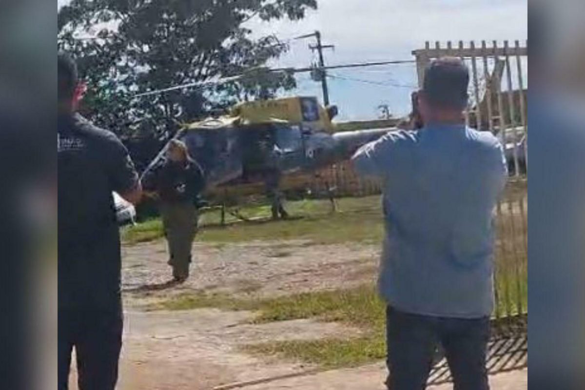 helicóptero e depois transportado de ambulância até o hospital mais próximo. “El