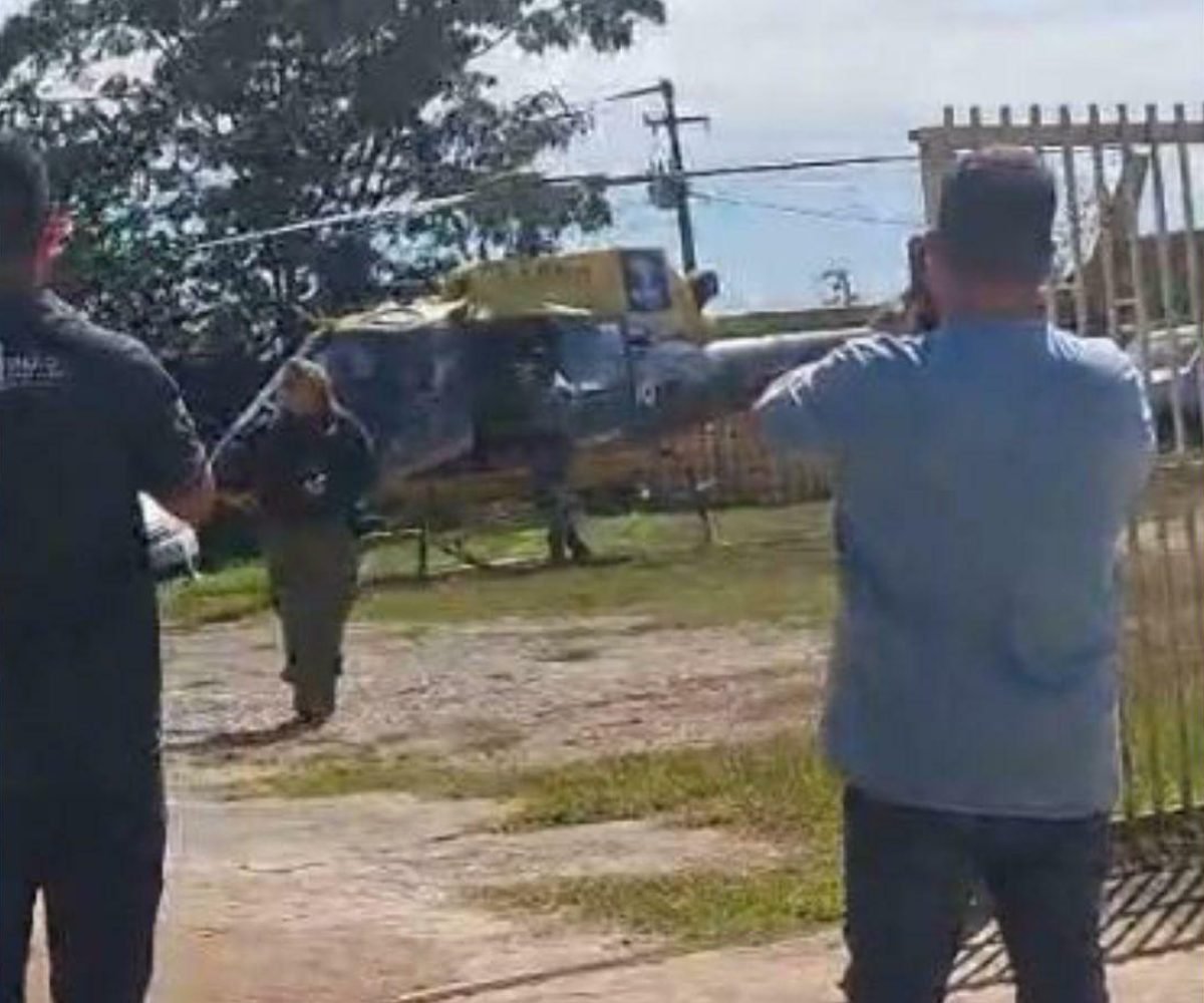 helicóptero e depois transportado de ambulância até o hospital mais próximo. “El