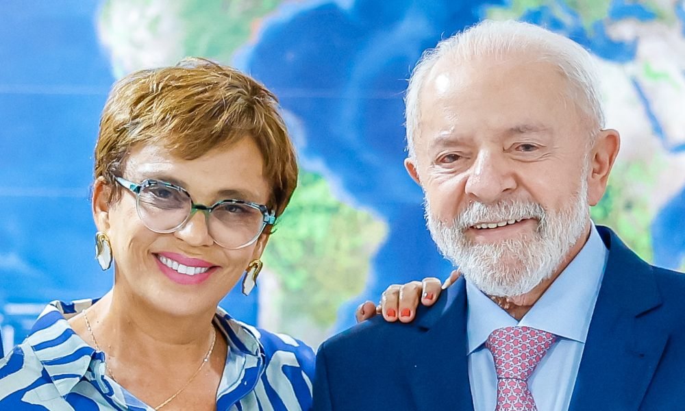 Campanha de Marília Campos também diz que a experiência do PT no governo de Minas Gerais "não foi bem-sucedida"; na imagem, Marília aparece ao lado do presidente Lula