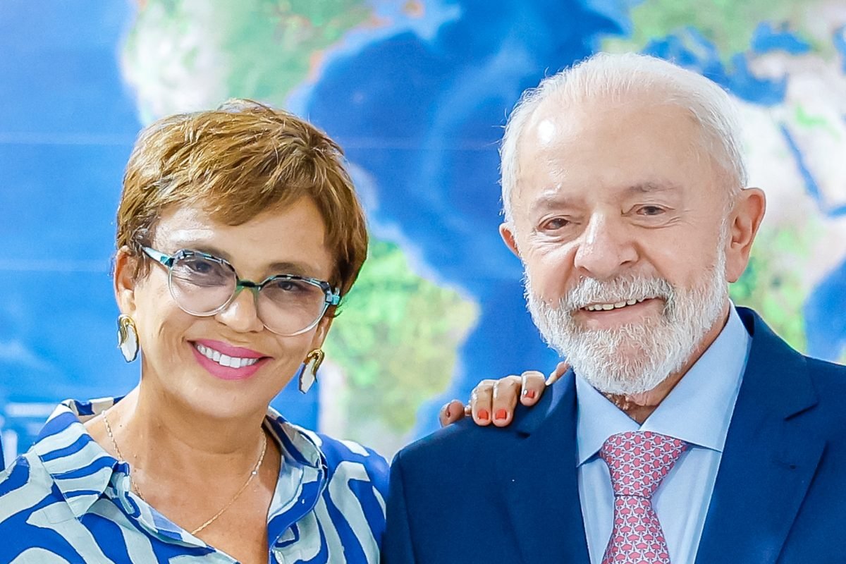 Campanha de Marília Campos também diz que a experiência do PT no governo de Minas Gerais "não foi bem-sucedida"; na imagem, Marília aparece ao lado do presidente Lula