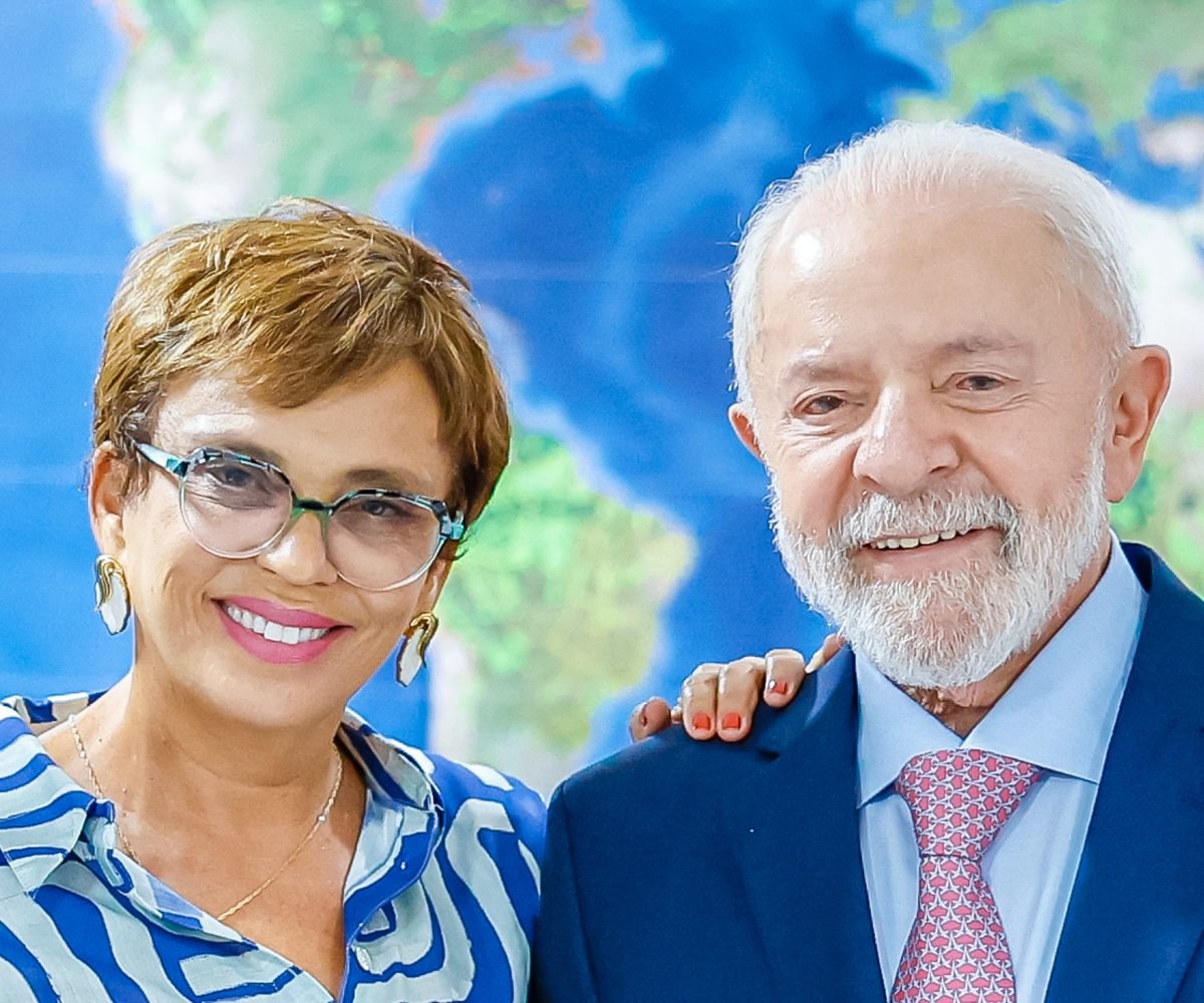 Campanha de Marília Campos também diz que a experiência do PT no governo de Minas Gerais "não foi bem-sucedida"; na imagem, Marília aparece ao lado do presidente Lula