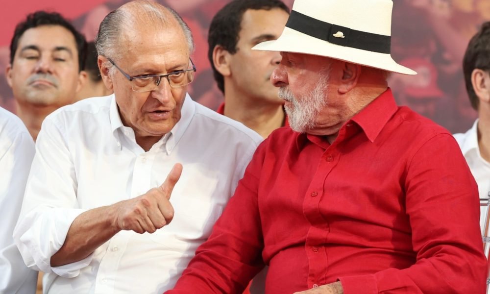 Geraldo Alckmin (à esq.) e Lula (à dir.) reeditam chapa que foi eleita na disputa pela Presidência em 2022
