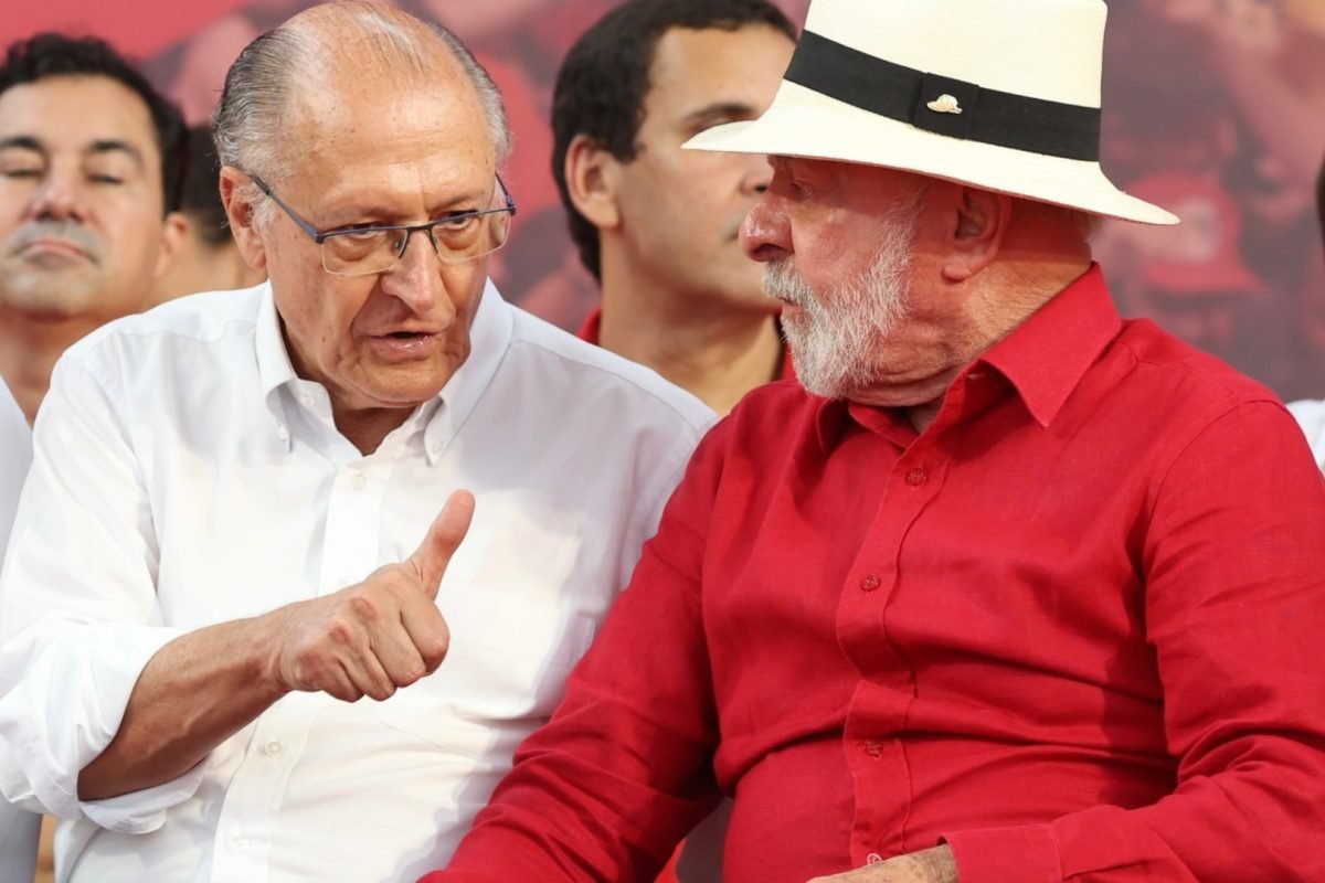 Geraldo Alckmin (à esq.) e Lula (à dir.) reeditam chapa que foi eleita na disputa pela Presidência em 2022