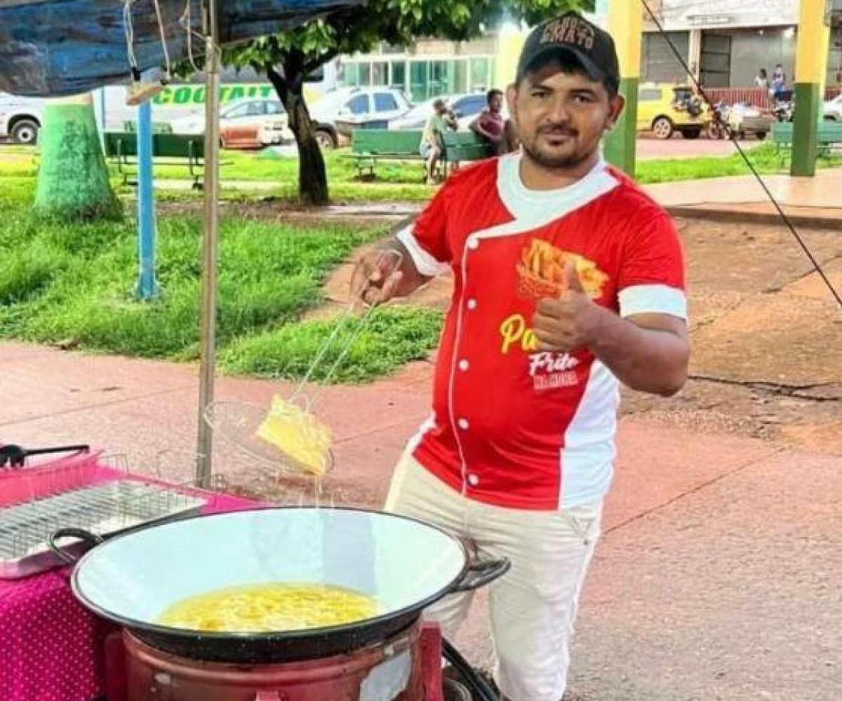 dois homens em outra motocicleta de cor escura. Os suspeitos atiraram contra a F