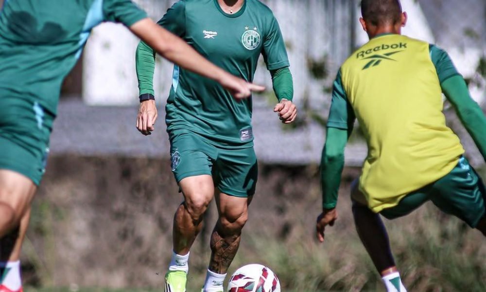 ada 2025. O jogador fez 16 partidas com a camisa bicolor, deu uma assistência e