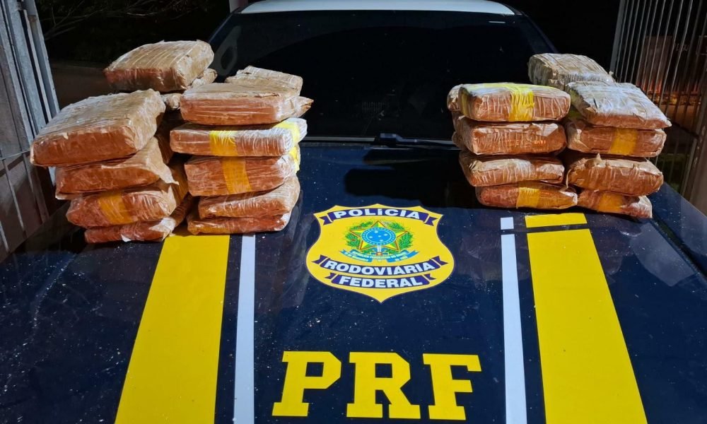 tráfico de drogas . Segundo a polícia, os agentes abordaram um carro Chevrolet/O