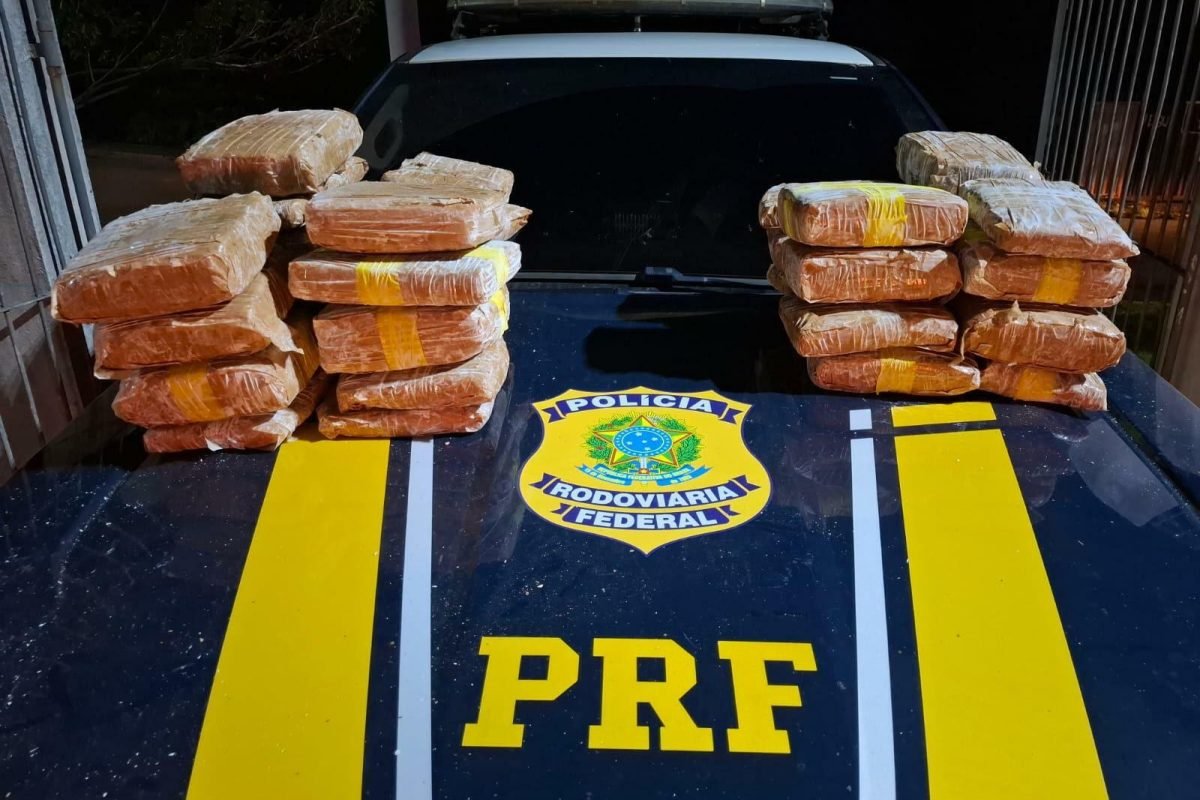 tráfico de drogas . Segundo a polícia, os agentes abordaram um carro Chevrolet/O