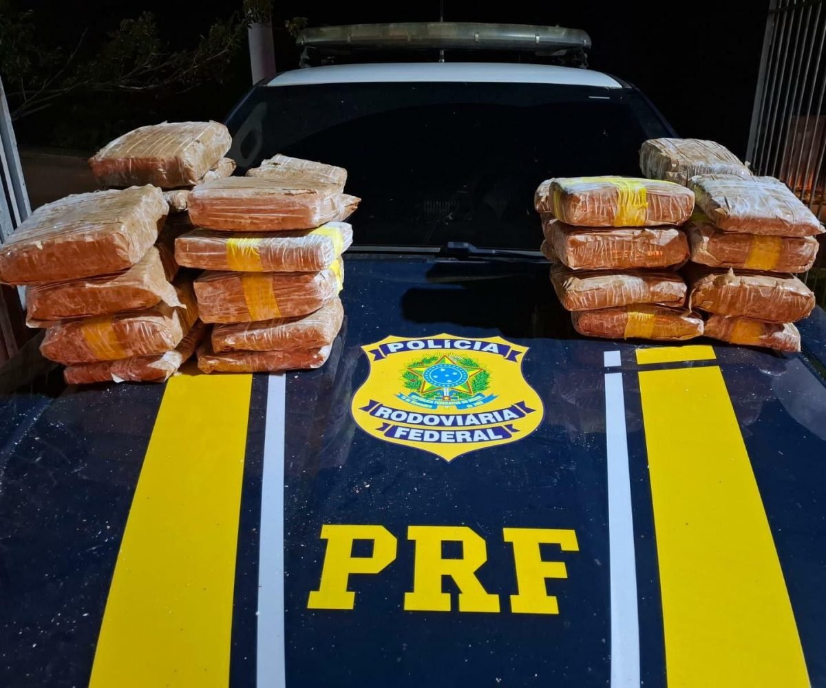 tráfico de drogas . Segundo a polícia, os agentes abordaram um carro Chevrolet/O